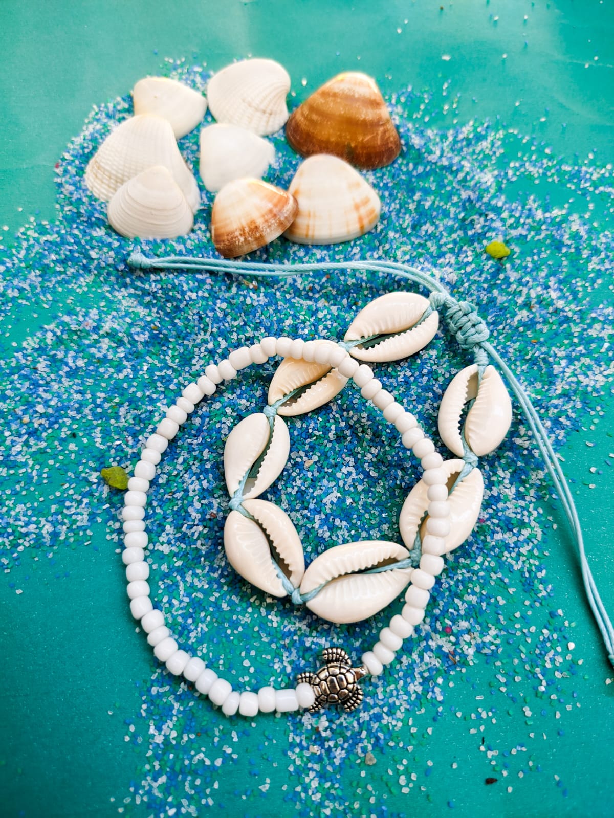Deixe seus passos contarem histórias de verão.
Com detalhes delicados e cheios de charme, nossas tornozeleiras trazem a liberdade e a leveza de quem vive de alma aberta ao mar. 🌊💫
